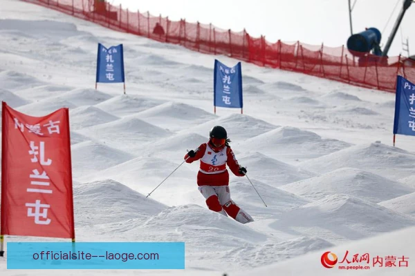 雪上技巧平衡训练，核心控制与落地稳定同步强化